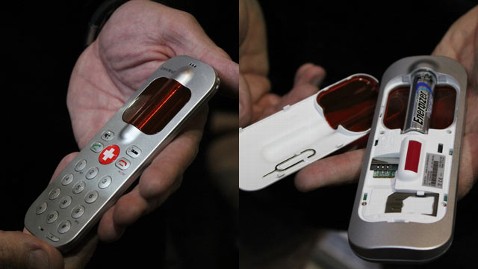 SpareOne : un téléphone mobile d'urgence fonctionnant avec une pile AA (CES 2013)