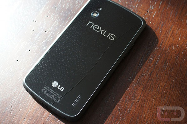 Google Nexus 4 : un défaut de conception fragilise-t-il le dos en verre du smartphone ?