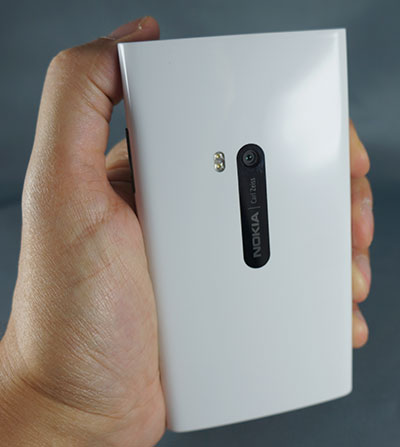 Test Nokia Lumia 920 : smartphone de dos dans la main