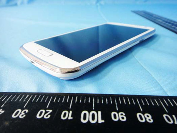 Samsung Galaxy Premier : le « Galaxy S3 medium » se dévoile à travers 2 nouvelles photos en fuite