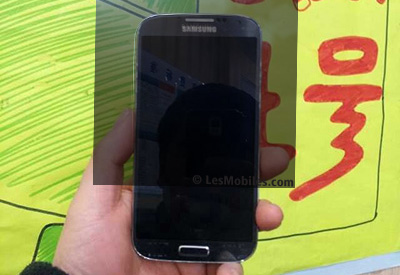 Samsung Galaxy S4 : montage photo officielle + photo offficieuse