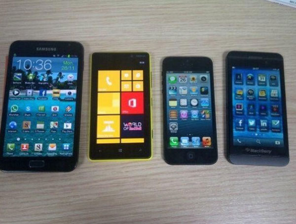 Un BlackBerry 10 L-series comparé à un iPhone 5, un Samsung Galaxy Note et un Nokia Lumia 920