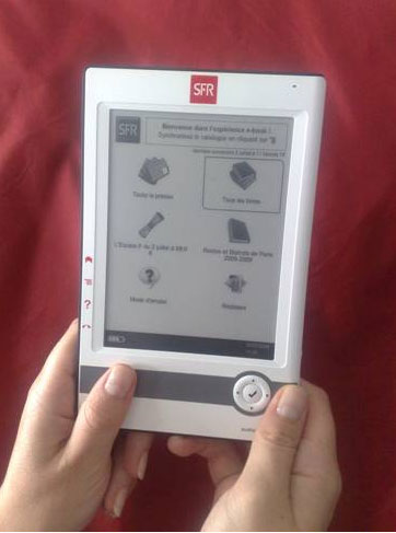 SFR expérimente le e-Book communicant en format poche