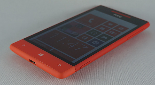 HTC Windows Phone 8S : smartphone couché