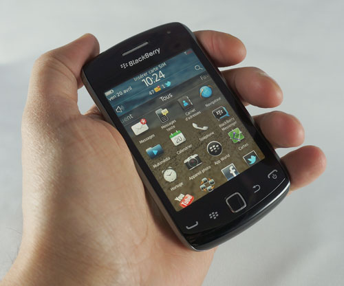 BlackBerry Curve 9380 : main tenant le smartphone