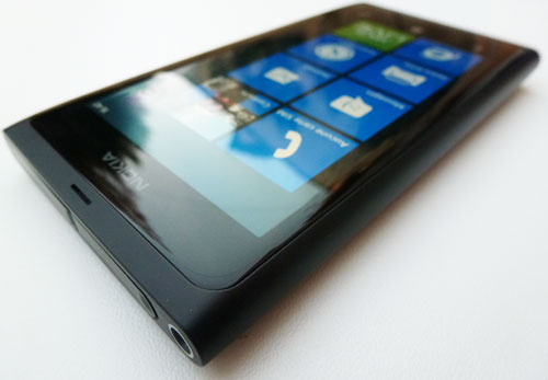 test Nokia Lumia 800 windows phone 7.5 mango 8 mégapixels design polycarbonate écran 3,7 pouces convexe Nokia drive nokia maps nokia cartes Nokia music