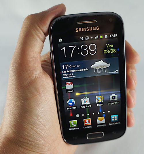 Samsung Galaxy Ace 2 : prise en main></p><br />
<br />
A l'heure où nous bouclons ce test, Samsung n'a toujours pas annoncé son intention de mettre à jour ou pas ce smartphone sous Android 4.0 ICS. Toutefois, même si cette version est plus aboutie que Gingerbread, les différences sont moins flagrantes sur les smartphones de Samsung, du fait de l'ajout d'une interface utilisateur qui recouvre l'ensemble du système.<br />
<br />
<p style=