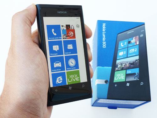 test Nokia Lumia 800 windows phone 7.5 mango 8 mégapixels design polycarbonate écran 3,7 pouces convexe Nokia drive nokia maos nokia cartes Nokia music