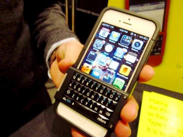 Spike TypeSmart : un immonde clavier physique pour transformer votre iPhone en Blackberry (CES 2013)