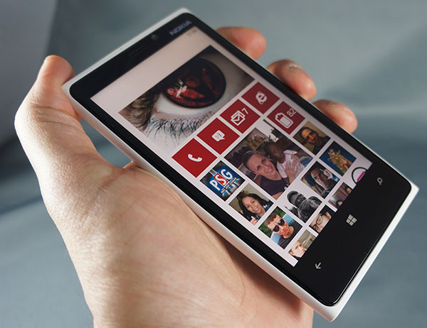Test Nokia Lumia 920 : smartphone dans la main