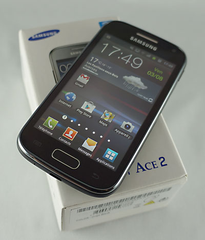 Test Samsung Galaxy Ace 2 : smartphone sur sa boite