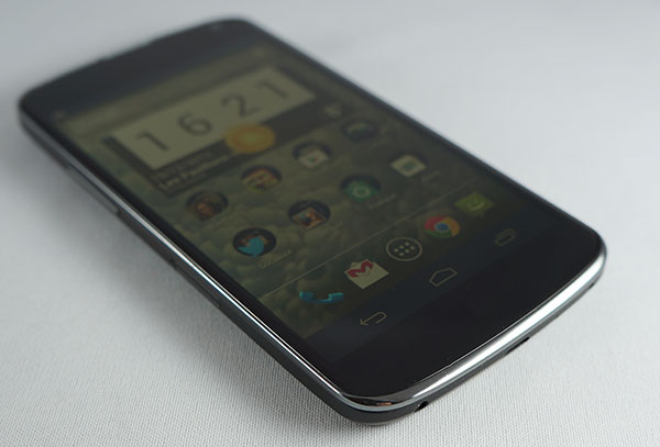 LG Google Nexus 4 : smartphone couché