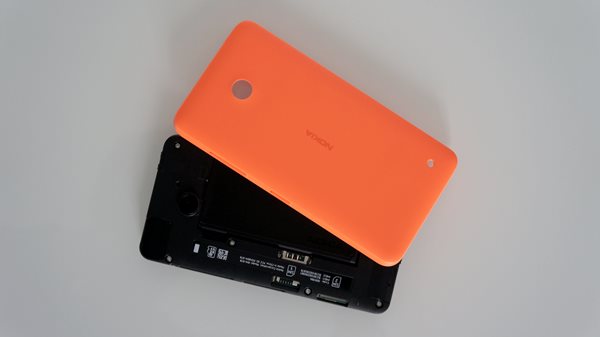 Nokia Lumia 630 : capot ouvert