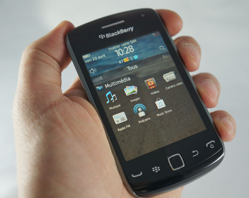 BlackBerry Curve 9380 : main tenant le smartphone