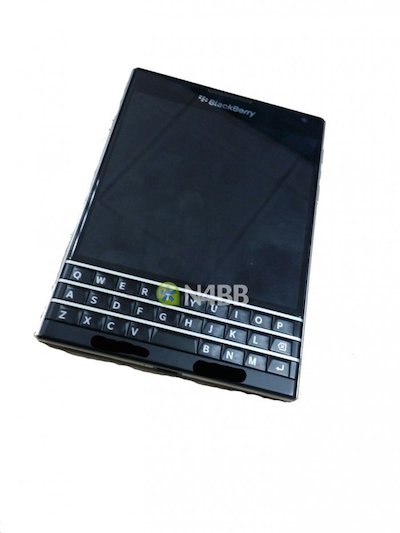 BlackBerry Q30 Windermere : des photos du smartphone à l’écran carré