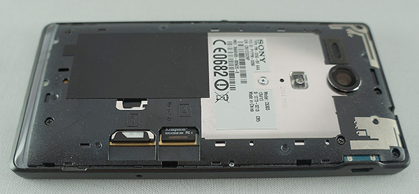Sony Xperia SP : cache batterie donnant accès aux lecteurs de carte microSIM et microSD