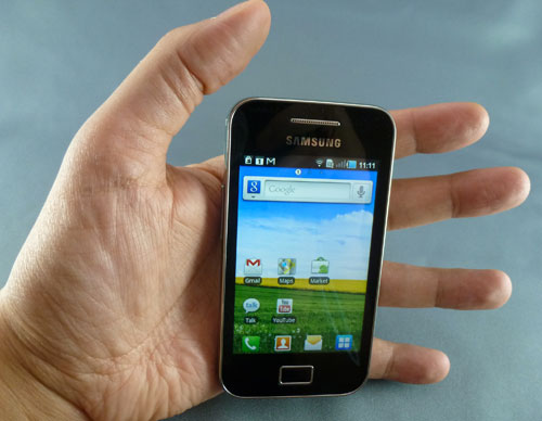 Test samsung galaxy ace milieu de gamme iphone deux coques blanche noire écran 3,5 pouces android marlet