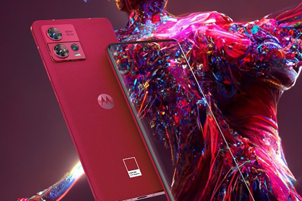 Le Motorola edge30 Fusion passe à la couleur Pantone de l’année 2023 : le Magenta