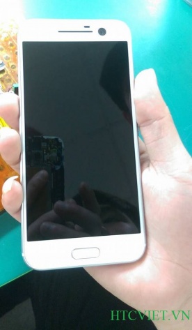 Le HTC 10 se montre en argent et blanc
