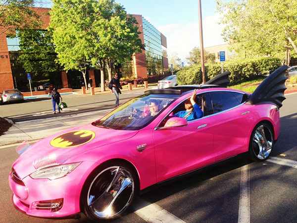 Sergey Brin et ses Google Glass… dans une Batmobile rose !