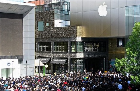 iPhone 4S : des files géantes et une bagarre pour le lancement du smartphone en Chine 