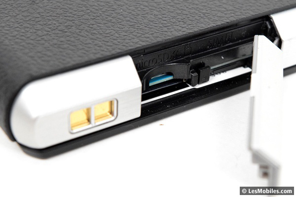 Panasonic Lumix CM1 : trappe pour cartes microSD et microSIM