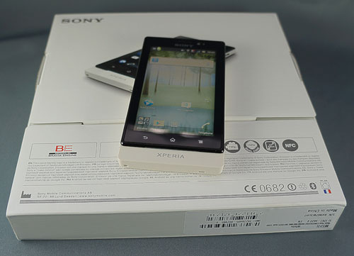Test Sony Xperia sola : smartphone sur sa boite