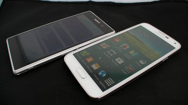 Samsung Galaxy S5 : comparatif écran Sony Xperia Z1
