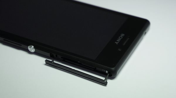 Sony Xperia M2 : trappe microSIM / microSD