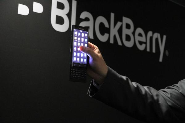 BlackBerry montre un prototype avec clavier coulissant et écran incurvé (MWC 2015)