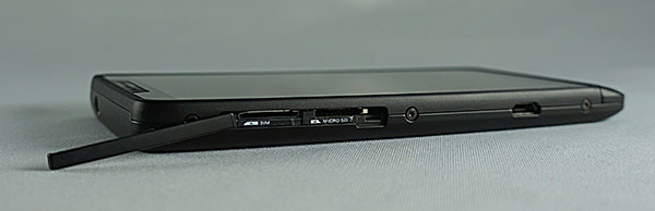 Motorola Razr i : emplacement SIM et microSD