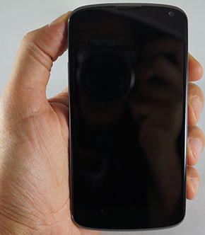 LG Google Nexus 4 : smartphone de face