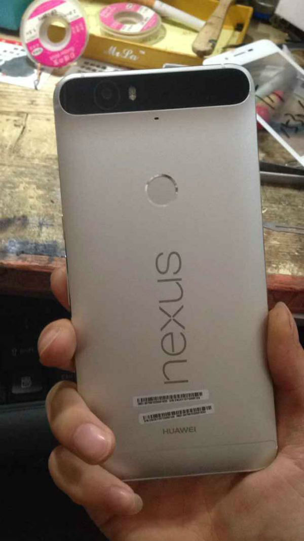 Le Huawei Nexus se dévoile en photos avec une coque arrière étonnante