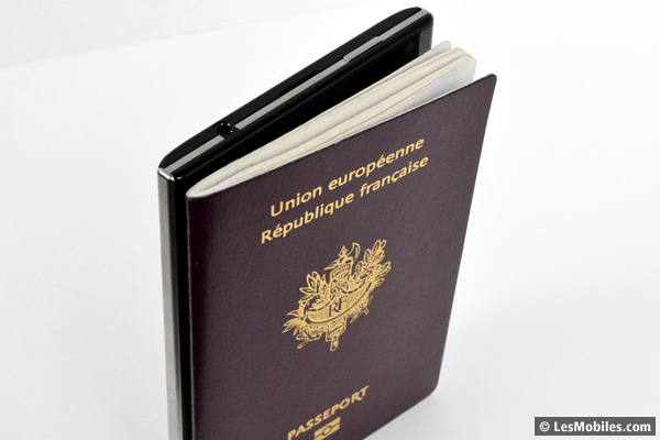 BlackBerry Passport caché derrière un passeport