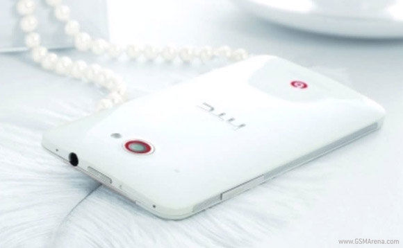 HTC Deluxe DLX : les premières photos de presse en fuite pour l'Android surpuissant et son écran Full HD