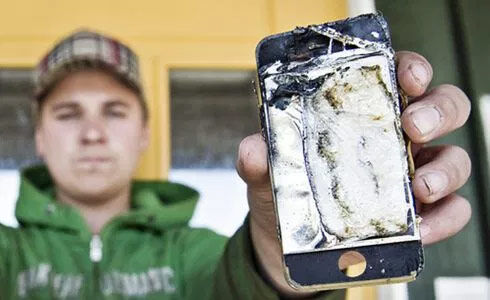 Un iPhone 4S prend feu tout seul devant une caméra
