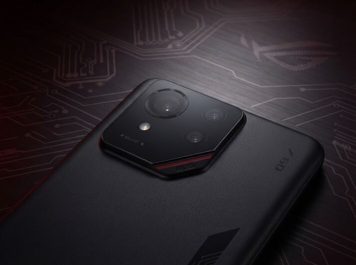 Bloc optique arrière d'un smartphone Asus ROG Phone sur fond sombre avec motifs de circuits imprimés.