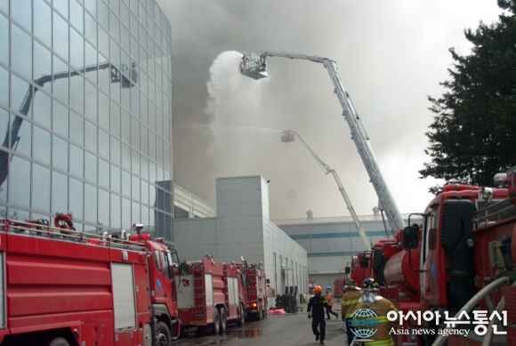 Samsung Galaxy S5 : un incendie menace la sortie du smartphone