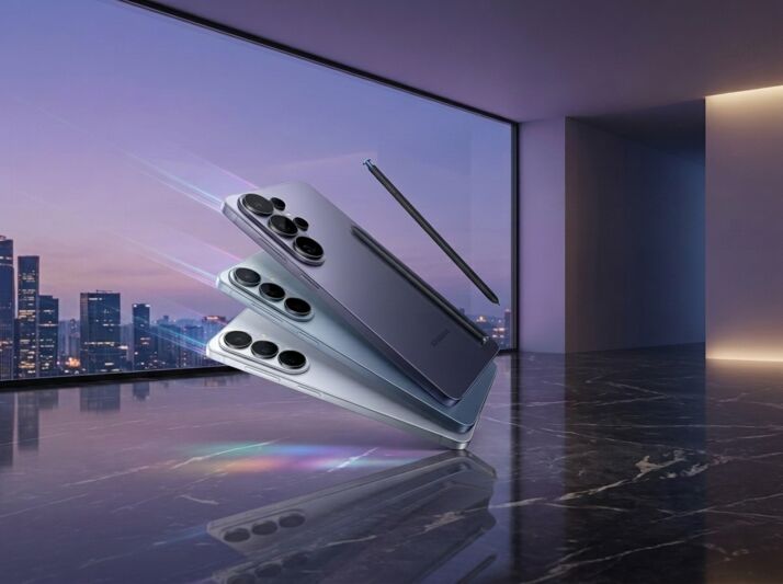 Trois smartphones Samsung avec stylet dans un intérieur face à une ville, éclairage studio, photographie publicitaire.