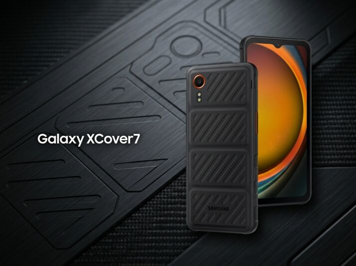 Deux smartphones Samsung Galaxy XCover7 présentés sur un fond texturé noir.