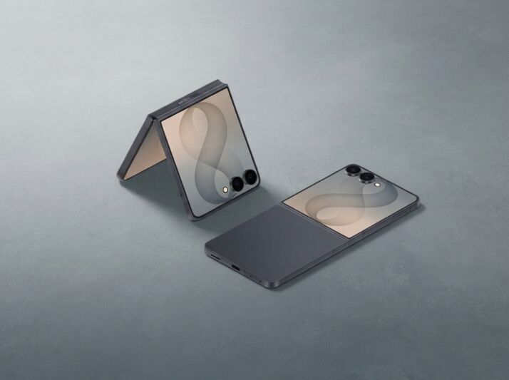 Deux smartphones pliables Samsung Galaxy Z Flip posés sur une surface grise.