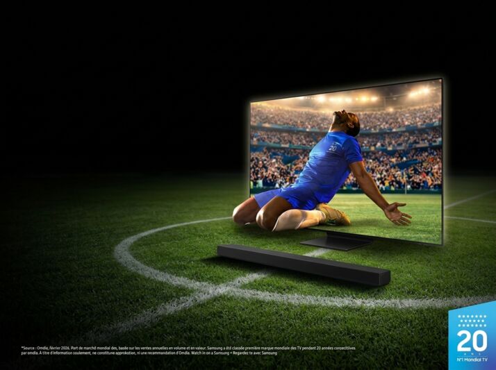 Téléviseur Samsung affichant un joueur de football sur un terrain, avec une barre de son placée devant.
