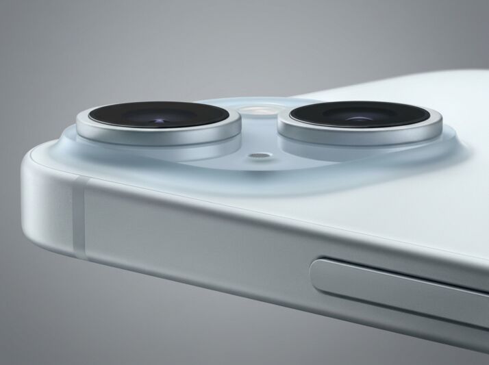 Gros plan sur le bloc optique arrière d'un smartphone sur fond gris neutre.
