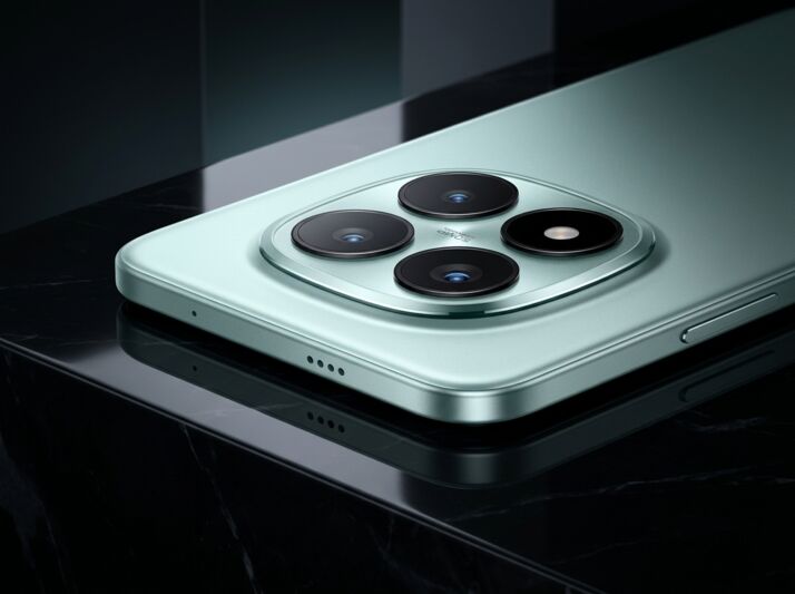 Un smartphone vert posé sur une surface noire, éclairage studio, photographie de produit.