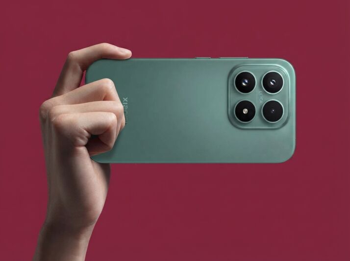 Main tenant un smartphone Xiaomi vert avec un bloc photo Leica sur fond de couleur complémentaire.