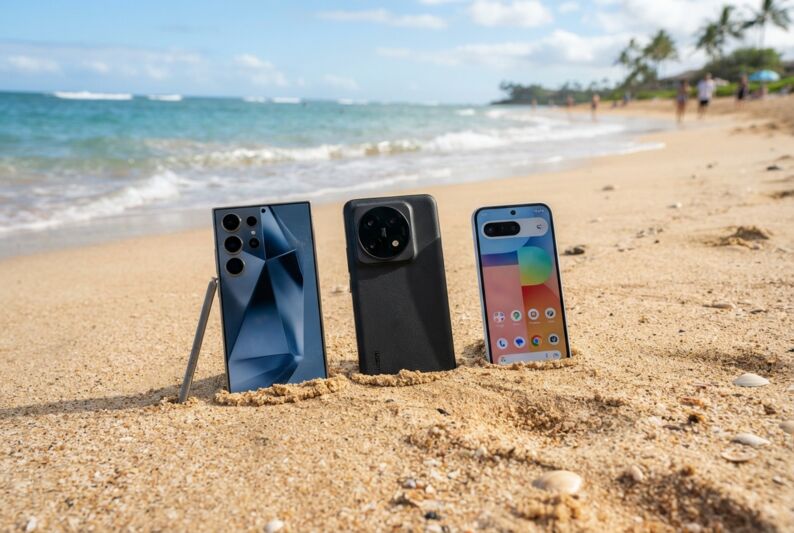 Samsung S25 Ultra, Xiaomi 15 Ultra et Google Pixel 9a posés sur le sable d'une plage.