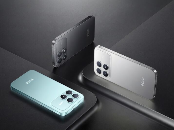 Trois smartphones Poco de couleurs différentes posés sur une surface sombre.