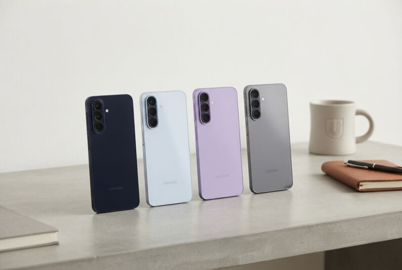 Plusieurs smartphones posés sur une table.