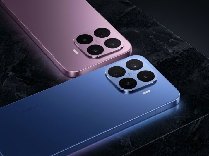 Deux smartphones Xiaomi avec module photo Leica, l'un bleu et l'autre violet, posés sur une surface en marbre noir.