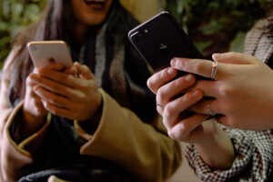 Duel de forfait mobile 90Go à prix réduits : Free Mobile vs SOSH d'Orange
